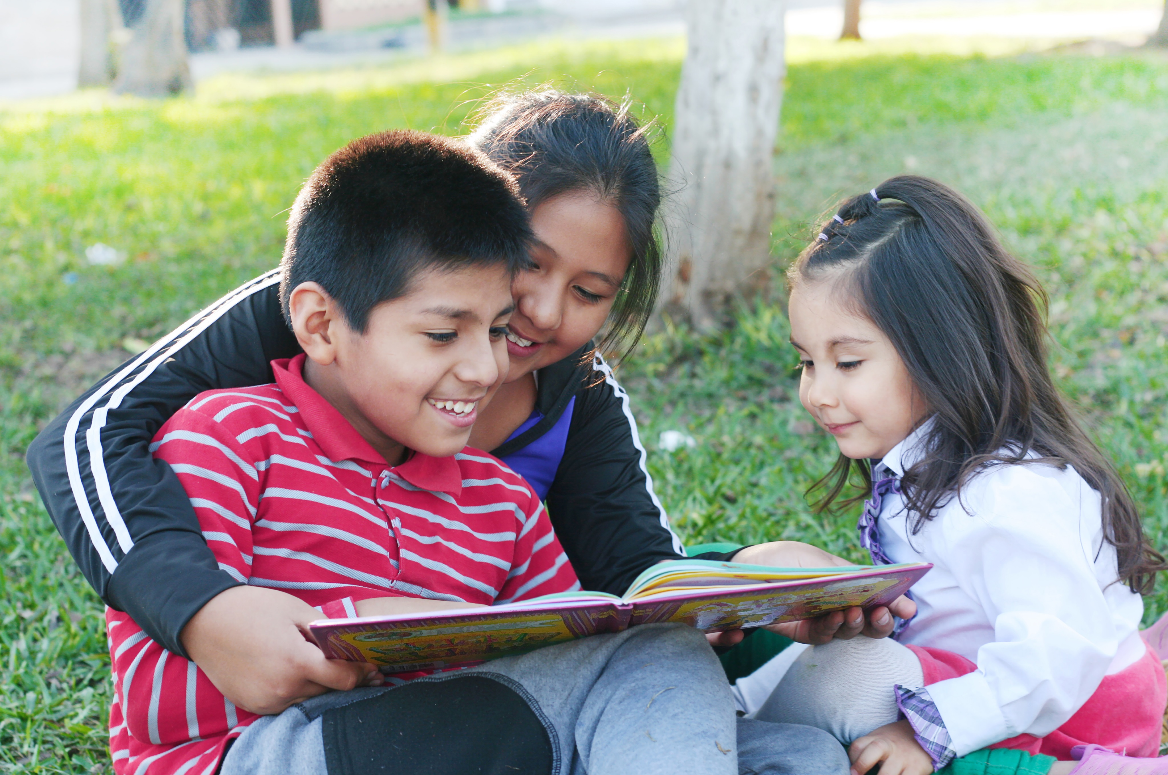 foto madre hijos leyendo